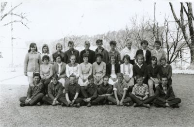  Skolklass och lärarinna fotograferade utomhus
Nyckelord: Elever Skolklass Skolfoto Skolfotografi Klassfoto Klassfotografi