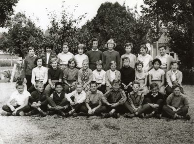 Skolklass och lärare fotograferade utomhus
Nyckelord: Skolfoto Skolfotografi Klassfoto Klassfotografi