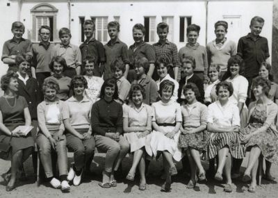 Skolklass med lärare fotograferade framför skolbyggnad
Nyckelord: Skolbyggnad Skolfoto Skolfotografi Klassfoto Klassfotografi
