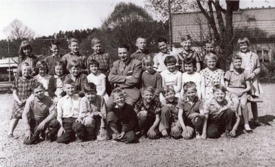 Skolklass och lärare fotograferade utomhus
Nyckelord: Elever Skolklass Skolfoto Skolfotografi Klassfoto Klassfotografi