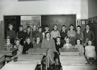 Skolklass i skolsal tillsammans med lärarinna
Nyckelord: Skolsal Klassrum Elever Skolklass Skolfotografi Klassfotografi 