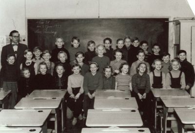 Skolklass i skolsal tillsammans med lärare
Nyckelord: Skolsal Klassrum Elever Skolklass Skolfoto Skolfotografi Klassfoto Klassfotografi