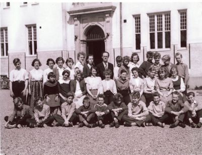 Skolklass med lärare fotograferade framför skolbyggnad
Nyckelord: Skolbyggnad Skolfoto Skolfotografi Klassfoto Klassfotografi