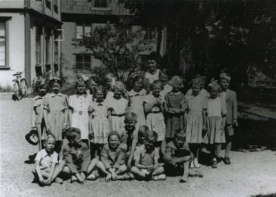 Skolklass och lärarinna fotograferade utomhus
Nyckelord: Skolfoto Skolfotografi Klassfoto Klassfotografi
