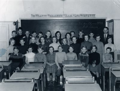 Skolklass och lärarinna fotograferade inomhus
Nyckelord: Skolsal Klassrum Elever Skolklass Skolfoto Skolfotografi Klassfoto Klassfotografi