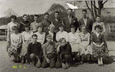 Skolklass och lärare fotograferade utomhus
Nyckelord: Skolfoto Skolfotografi Klassfoto Klassfotografi