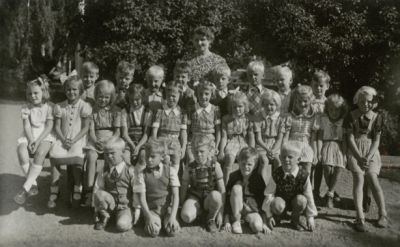 Skolklass med lärarinna fotograferade utomhus
Nyckelord: Skolfoto Skolfotografi Klassfoto Klassfotografi