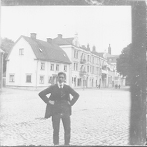 Man stående på torg.
Nyckelord: Torg Kullersten