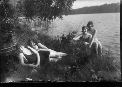 Badklädda kvinnor vid vatten.
Nyckelord: Baddräkt