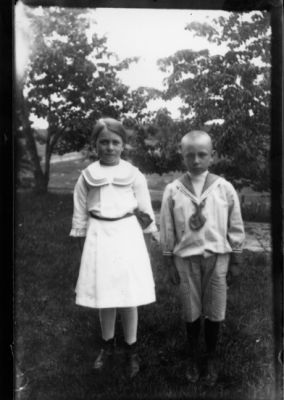 Liten pojke och flicka stående i park.
Nyckelord: Barnkläder