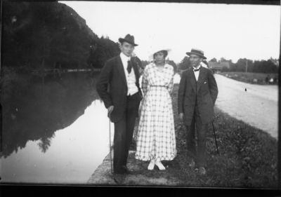 2 män och 1 kvinna stående vid kanalen.
Nyckelord: Damkläder Herrkläder