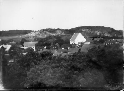 Stadsvy med kyrka, kvarn mm.
