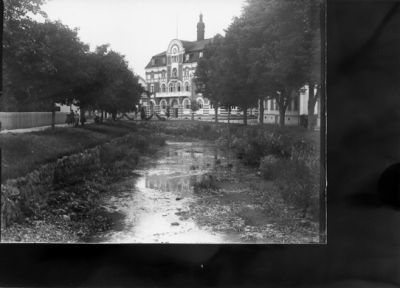Stadshotellet vid ån.
Nyckelord: Stadshotell