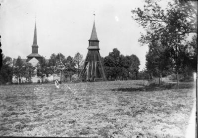 Skällviks kyrka med klockstapel.
