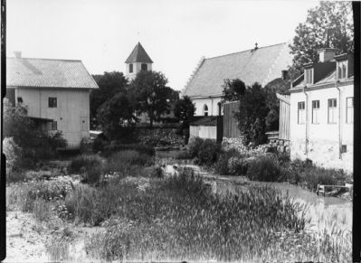 Storån med byggnader.
Nyckelord: Stadsvy