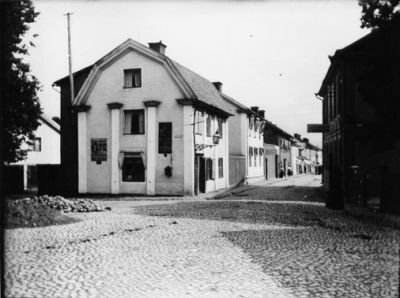 Hagatorget med byggnader.
Nyckelord: Kullersten Stadsgata