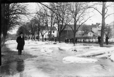 Man stående på isflak i ån.
Nyckelord: Islossning