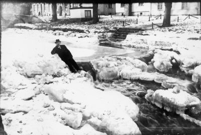 Man liggande på isflak i ån.
Nyckelord: Islossning