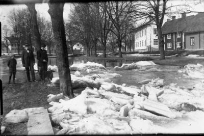 3 män stående bredvid ån.
Nyckelord: Islossning