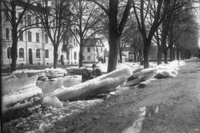 2 män sittande på isflak vid ån.
Nyckelord: Islossning