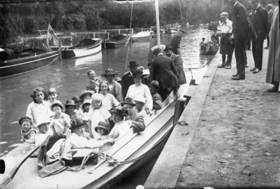 Storån med utflyktsbåt.
Nyckelord: Utflykt