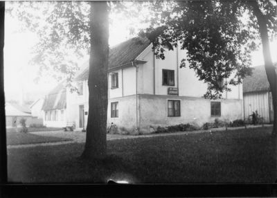 Byggnad i park.
Nyckelord: Skola