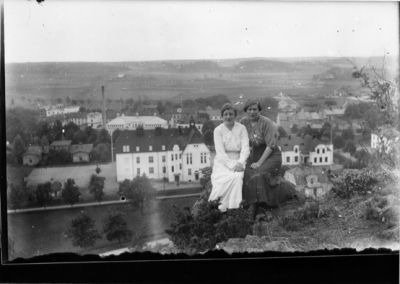 2 kvinnor sittande på Ramunderberget med staden i bakgrunden.
Nyckelord: Skola Badhus Utsikt Berg Göta Kanal Stadsvy