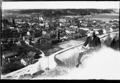 Man sittande på berg med staden i bakgrunden.
Nyckelord: Utsikt