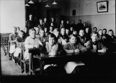 Skolbarn sittande i skolsal.
Nyckelord: Skolsal