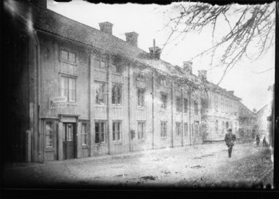 Bostadshus innehållande frisersalong.
Nyckelord: Stadsgata