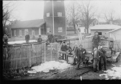 Ett antal män på lastbil och runt omkring i färd med att bygga en isdös.
Nyckelord: Lastbil