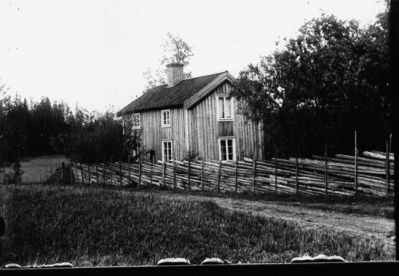 Bostadshus bakom gärdesgård
Nyckelord: Gärdesgård