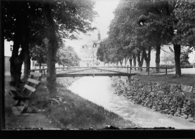 Bro över ån med hotell i bakgrunden.
Nyckelord: Bro