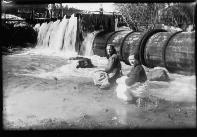 2 kvinnor sittande vid vatten.
Nyckelord: Vattendrag Tvätt