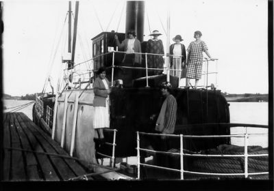 6 kvinnor stående på båt.
Nyckelord: Dräkt