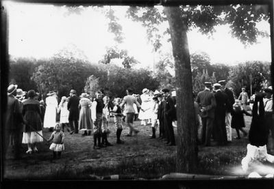 Ett antal personer deltar i danslekar.
Nyckelord: Dans Dräkt