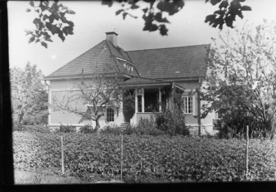 Byggnad i trädgård.
