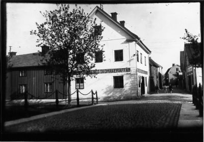 Byggnad på andra sidan bro.
Nyckelord: Bro Broräcke