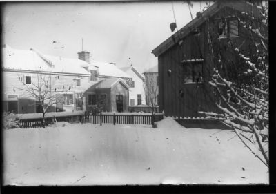 Byggnader i vinterskrud.
Nyckelord: Vinter