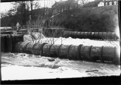 Rinnande vatten.
Nyckelord: Damm