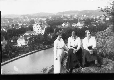 3 kvinnor sitter på Ramunderberget.
Nyckelord: Utsikt