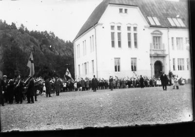 Folksamling på skolgård.
Nyckelord: Folksamling Flagga