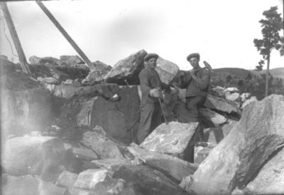 2 män stående vid stenbrott.
Nyckelord: Berg Sten Verktyg
