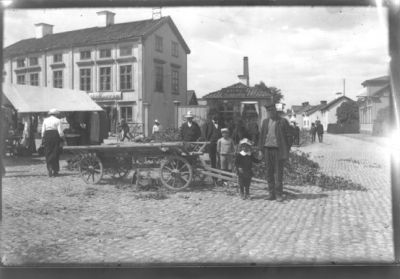 Lövmarknad på Rådhustorget
Nyckelord: Vagn Torghandel Kullersten