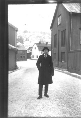 Man stående på gata.
Nyckelord: Stadsmiljö Vinter