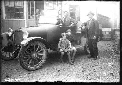 3 vuxna och 2 barn vid bil.
Nyckelord: Bil