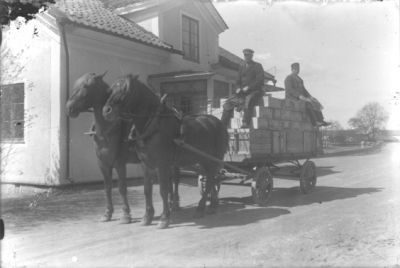 2 män på hästtransport.
Nyckelord: Häst