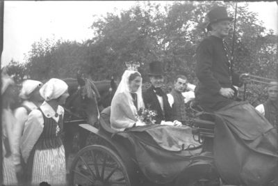 Brudpar i hästekipage.
Nyckelord: Häst Dräkt