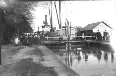 Båt på väg in i sluss.
Nyckelord: Folksamling Slussning