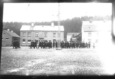 Begravningståg på Råghustorget
Nyckelord: Begravningståg Torg Kullersten
